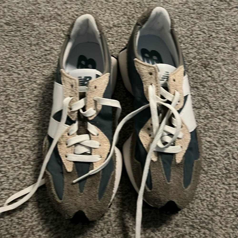 New Balance- 327 Shoe